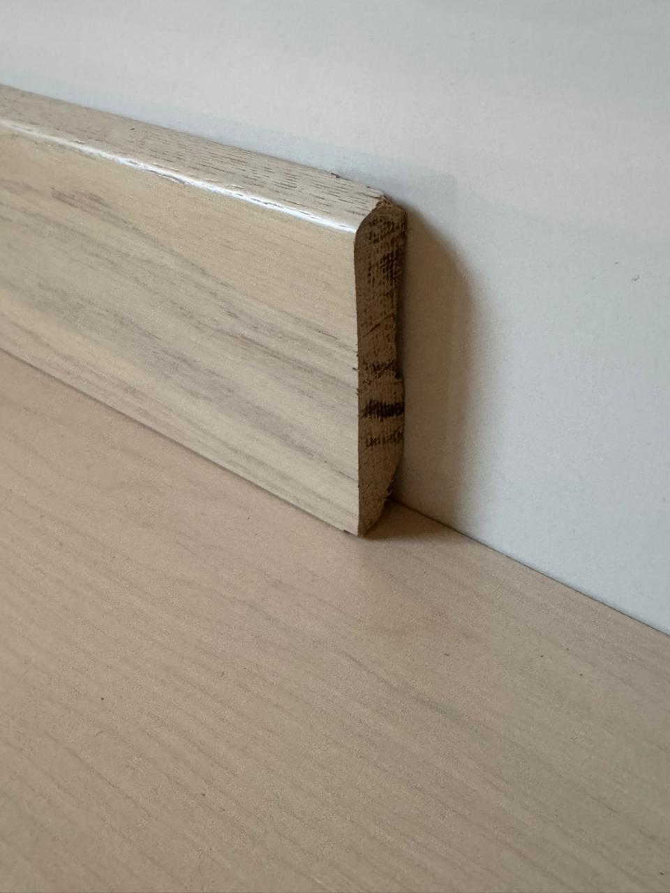 Плинтус массив Дуб белый лак 70х15 мм